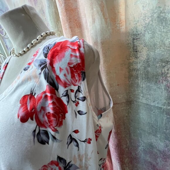 ๐Beautiful Floral Red Roses Long Sleeveless V- Neckline Plus Size Top - Picture 5 of 14